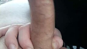 Минет у озера с двумя нимфоманками у воды. Хочешь присоединиться к мокрому веселью на природе?