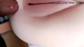 इंटेंस क्लोज-अप क्लीन टीन अस में एनल इंसर्शन