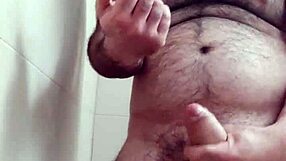 European solo guy cums on his own face