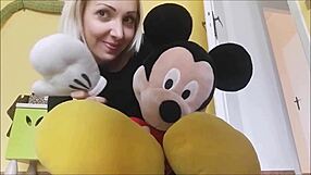 靠，我用性感丝袜帮小狗撸，太刺激了！