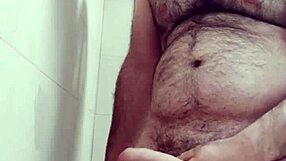 European solo guy cums on his own face