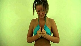 Kayden Krush fingers her pussy up close