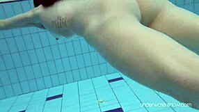 Magrela Nudista Aproveita Natação Nua Subaquática com Amigo Tcheco Tarado