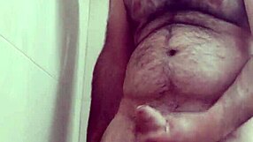 European solo guy cums on his own face