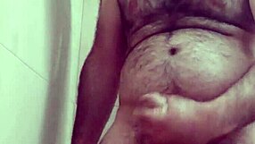 European solo guy cums on his own face