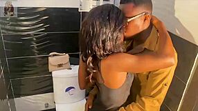 妻がバスルームで自分を触っているのを見つけた