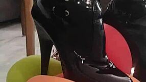 V útulném pokoji Veve vklouzne do latexových punčoch a praská balónky ostrým jehličkou, její blond křivky na obdiv.