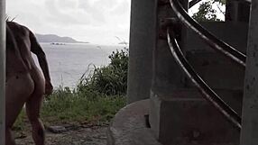 Descrição Detalhada do Gay Yoshi Kawasaki Se Fodendo com Pepino ao Ar Livre