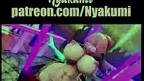 Развратная подработка дразнит большими сиськами и огромным членом