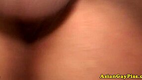 Yakın çekim bareback Asyalı gay twinkler işiyor