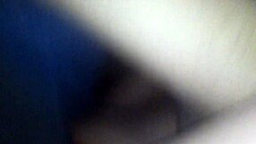 Gostosa φαίνεται εκπληκτική σε στυλάτο ρούχο crossdressing σήμερα