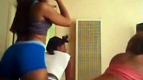 Jovencita caliente en spandex ajustado recibe una buena follada en escena salvaje
