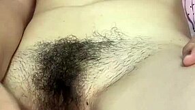 Har du lurt på hvordan jeg pirrer den hårete fitta mi med leketøy?