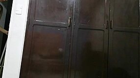 Empiezo a Masturbarme con el Consolador de mi Hermanastra