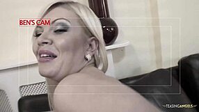 Dva srečna študenta jebeta Tiffany v divjem 3some