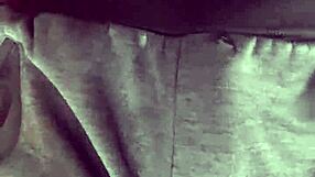 Gaste85在卧室里尿尿。