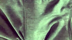 Gaste85在卧室里尿尿。