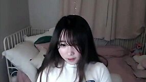 Fofa coreana de boquete em meias de rede parecida com Dux provoca!