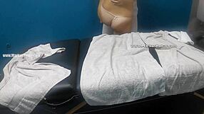 Rubia joven recibe un masaje sensual de un masajista hombre