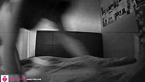 Скрита камера хваща дребна млада в интимен момент