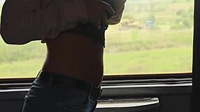 Unbekanntes Mädchen fasst meinen Schwanz im Zug an, dann wichse ich im Bad