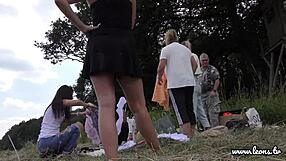 Човече, не мога да се спра с тези горещи мацки с тесни путки на външното парти, сменят си дрехите в миниполи без гащи!