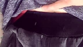 Gaste85在卧室里尿尿。