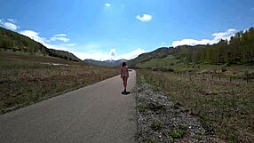 Nahá kočka venku kráčí v podpatcích s chlupatou kundičkou na veřejné silnici