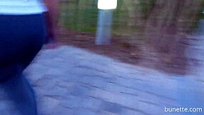 Öffentliches Butt-Plug-Abenteuer im Garten heute!