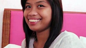 Exotická asijská Jonalyn cucá obří bílý kurac a dostává tvrdě prdel