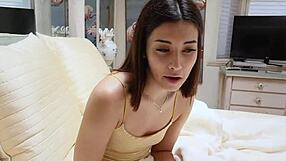 Hast du dich je gefragt, wie Stiefgeschwister Handjobs und Anal-Spaß in geheimen Verstecken erkunden?