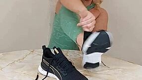 Sneaker unboxing and try on session