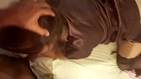 Olha essa safada francesa de calcinha de cetim levando de quatro enquanto lambe o cu