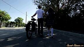 Stylowa uczennica ostro rżnięta w chaosie klasy