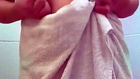 Arabian kaunotar houkuttelee isoilla tisseillä ja karvaisella pillulla suihkun jälkeen