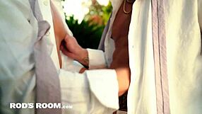 Beaux gosses bien habillés flip fuck dur à Rodsroom. Leurs corps tatoués se heurtent en missionnaire bareback.