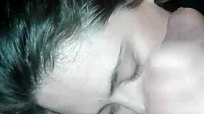 Ретро Сперма Брызжет После Интенсивного Минета с Facial