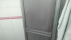 Üvey annem beni duşta şaşırtırken, soyunuyor ve sıcak öpücüklerle beni baştan çıkarıyor