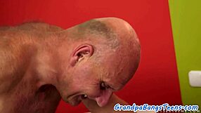 נערה חמודה בת 18+ נהנית מלקיקת כוס אינטנסיבית מגבר מבוגר בקלוז-אפ