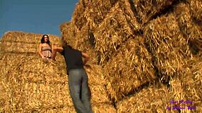 La sua gonna corta eccita