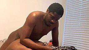 Beauté Enceinte Désire du Sexe Brut et Mouillé avec un Étalon Ébène