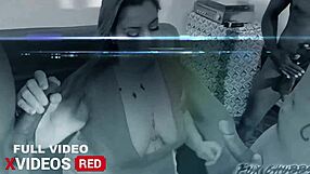 Foxchubby bere na sebe tři nadané chlapy v divokém gangbangu