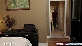 E slabă blondă Roxy Rox te tachinează cu futai tatuate obraznice?