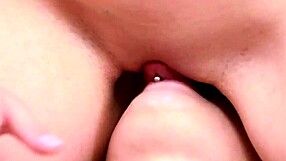 וואו, לסביות רוסיות לוהטות זוללות את הגוף הרך אחת של השנייה במפגש פרוע 18+!