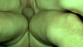 le meto mi pollon enorme y mira cómo se corre