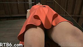 Leer pet toont natte kut onder masker voor ruige bdsm zuigen en pik spel.