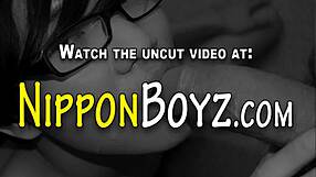 이 아시안 트윙크가 게이 남자를 블로우잡하고 깊게 박아서 사정함