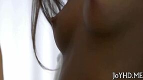 Sirena giovane cavalca duro fino all’orgasmo