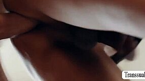 Hey, schau dir diese geile Shemale an, wie sie von ihrem perversen Stiefsohn bareback genommen wird!