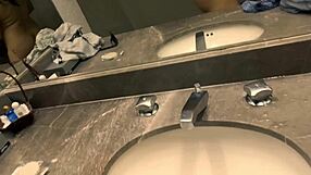 Хей, мислиш ли, че моята сладка латино приятелка може да се справи с тази сесия чукане пред огледалото?